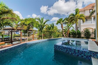 539 Treviso Dr in Apollo Beach, FL - Foto de edificio - Building Photo