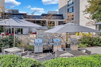 Crystal Plaza in Arlington, VA - Foto de edificio - Building Photo