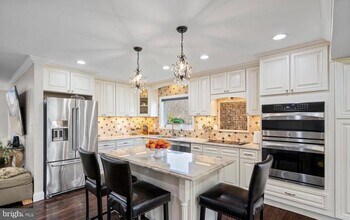 11611 Vale Rd in Oakton, VA - Building Photo - Building Photo