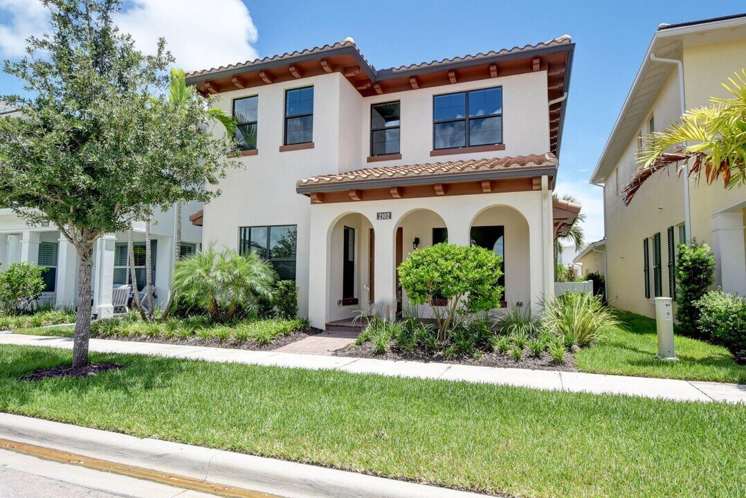 2102 Dickens Terrace in Palm Beach Gardens, FL - Building Photo