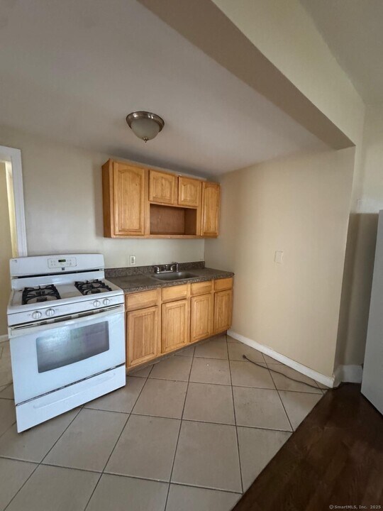 49 Dover St in Bridgeport, CT - Building Photo
