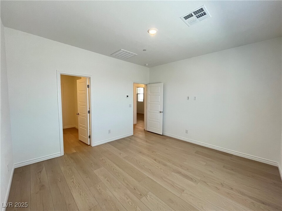 600 Carriage Hill Dr in Las Vegas, NV - Building Photo