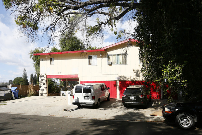 20771 Hartland St in Winnetka, CA - Building Photo - Building Photo