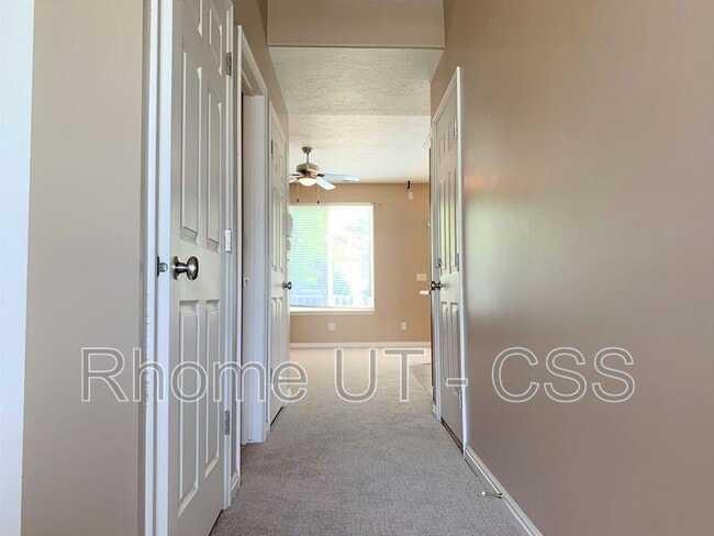715 Villa Bluff Dr in Sandy, UT - Building Photo - Building Photo