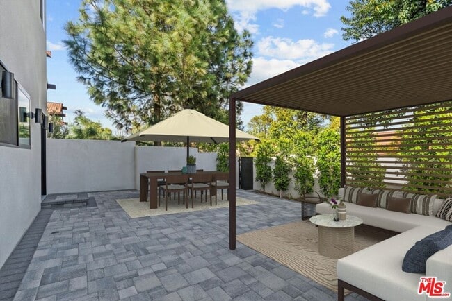 6245 McLaren Ave in Los Angeles, CA - Building Photo - Building Photo