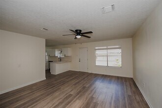 309 E X St in Deer Park, TX - Foto de edificio - Building Photo