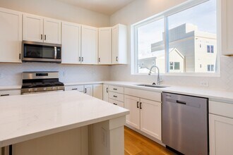 888 S Valentia St in Denver, CO - Building Photo - Building Photo