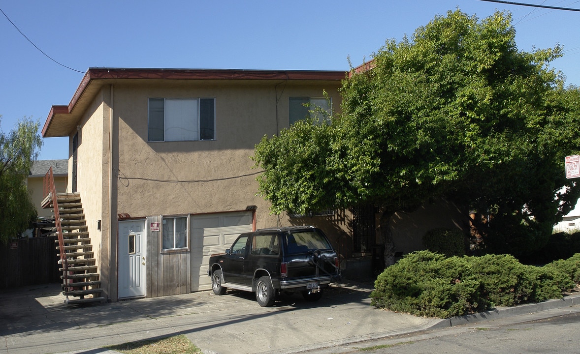 7411 Hillside St in Oakland, CA - Building Photo