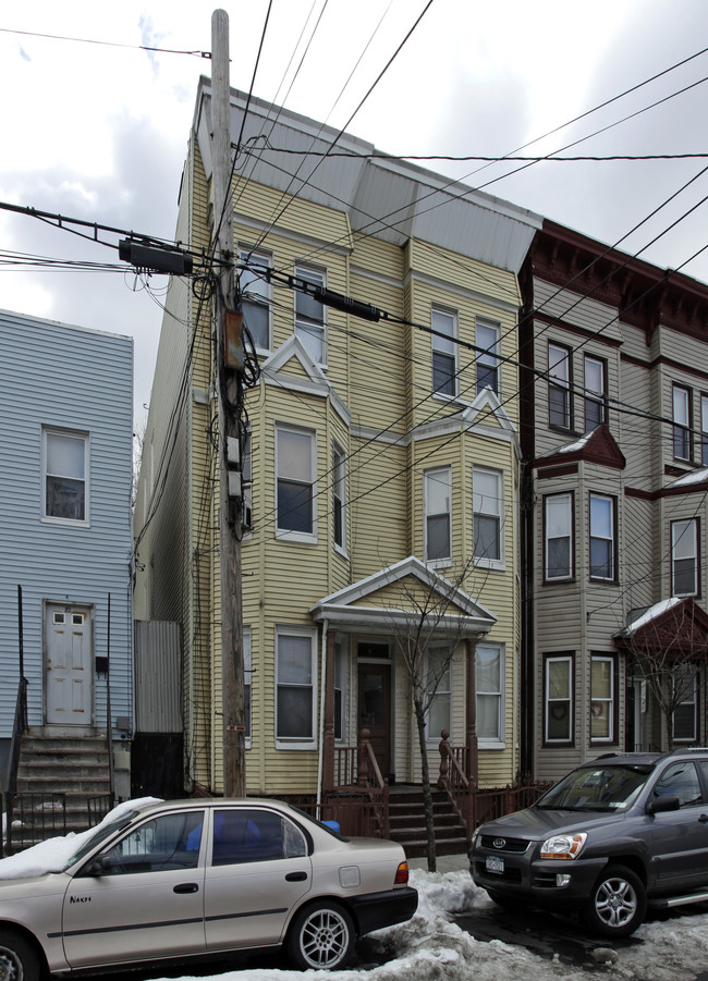 80 Webster Ave in Jersey City, NJ - Foto de edificio - Building Photo