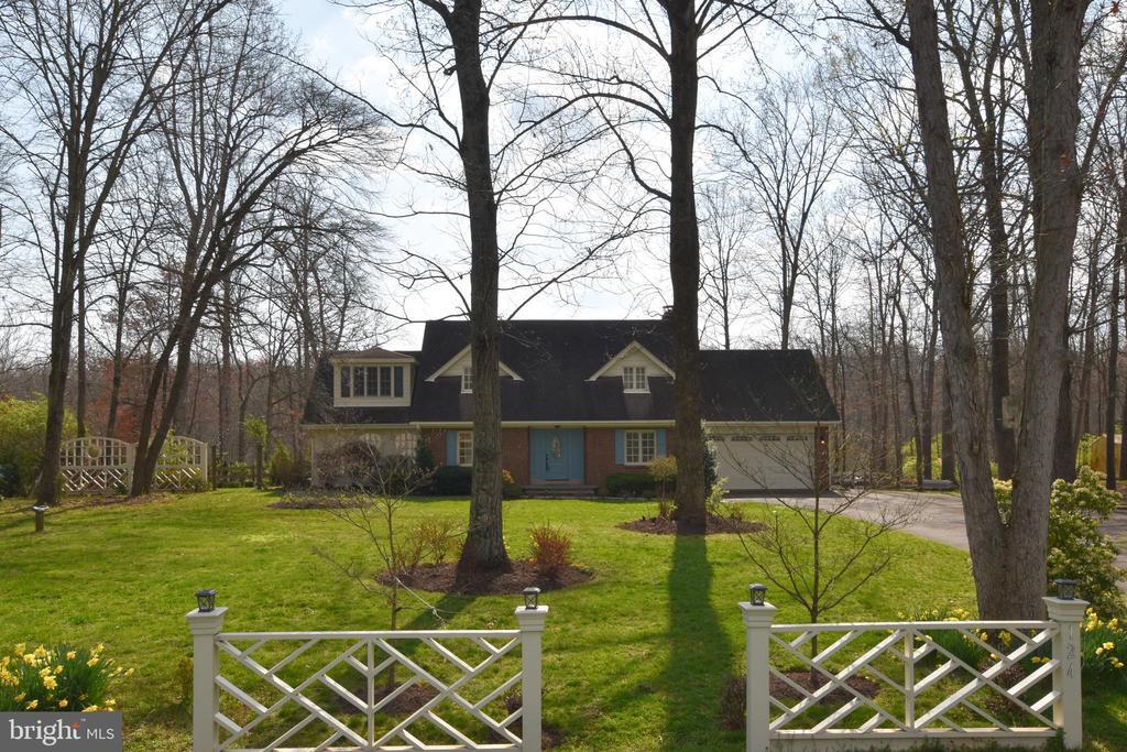 124 Lakeland Dr in Sterling, VA - Building Photo