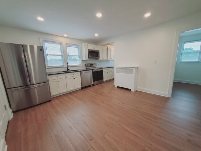 16 Highland Rd in Greenwich, CT - Building Photo - Building Photo