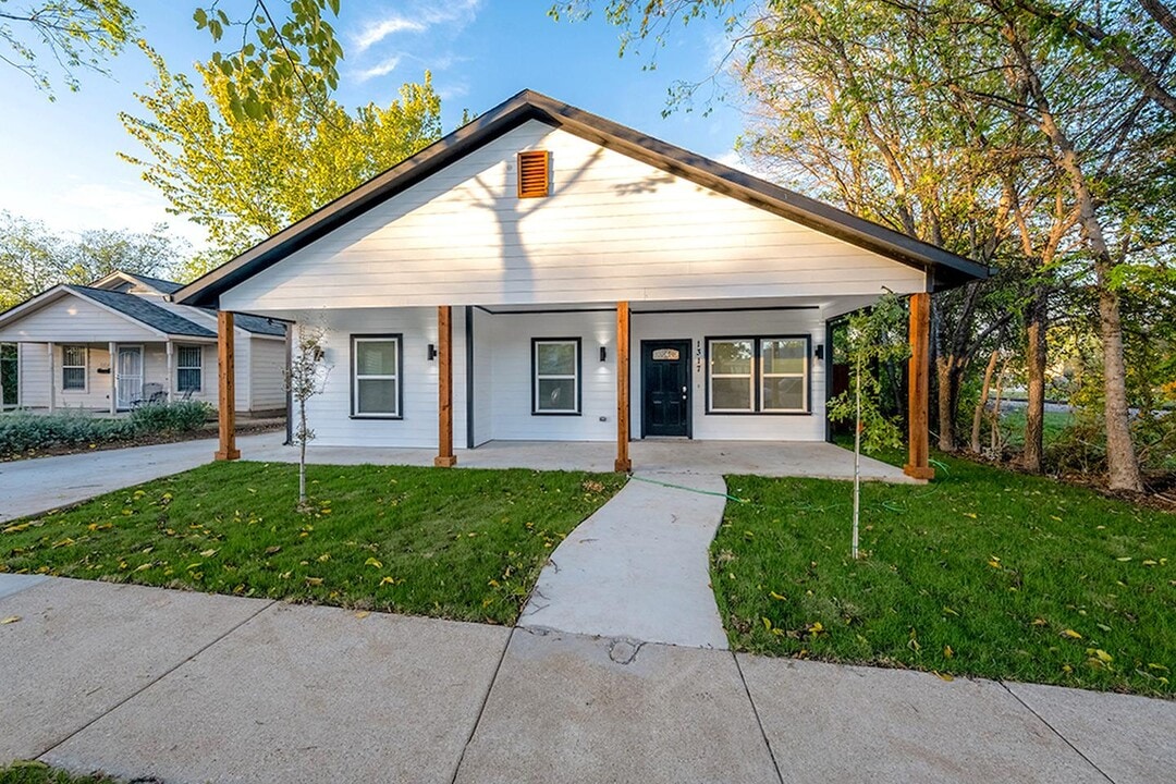 1317 E Cannon St in Fort Worth, TX - Building Photo