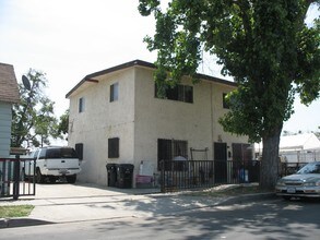 402 E 92nd St in Los Angeles, CA - Building Photo - Building Photo