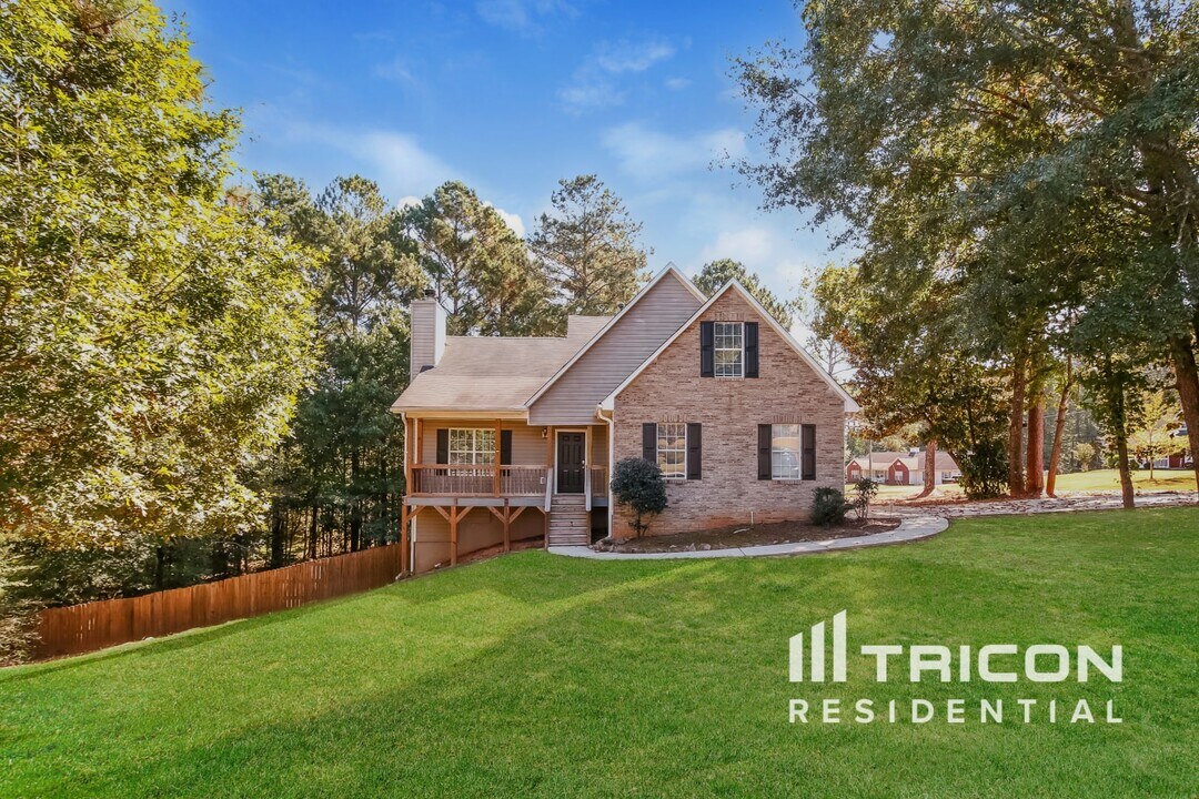 201 Ranch Ct in Locust Grove, GA - Foto de edificio