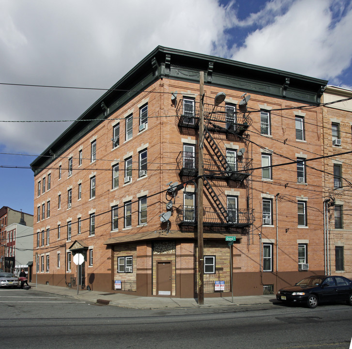 Grand Gardens in Jersey City, NJ - Building Photo