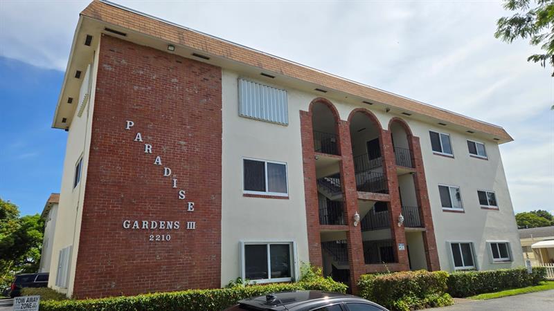 2210 Taylor St in Hollywood, FL - Building Photo