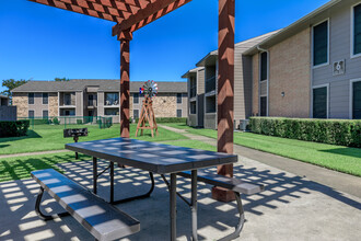 Carriage House Apartments in Nederland, TX - Foto de edificio - Building Photo