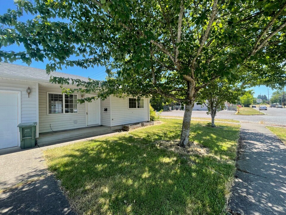 1045-1055-1065 3rd St in Lebanon, OR - Building Photo