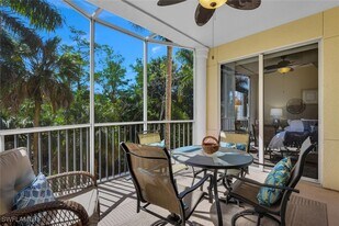 4844 Hampshire Ct in Naples, FL - Building Photo