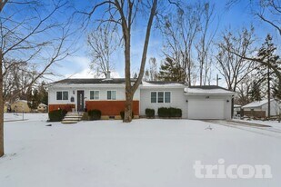 815 Sandra Ln in Cary, IL - Building Photo
