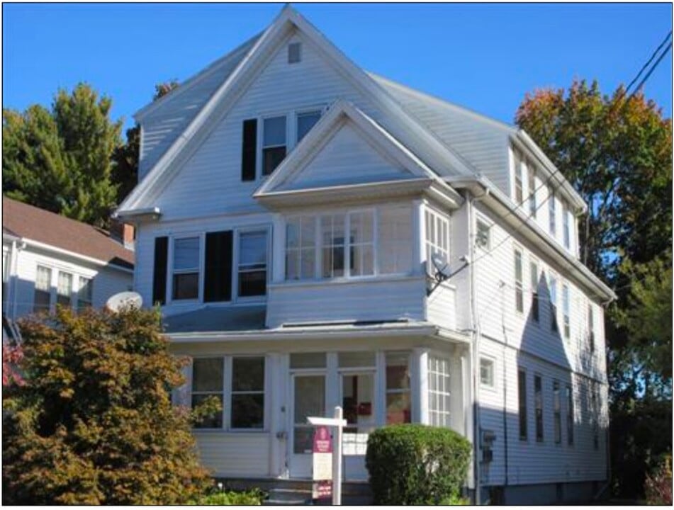 44 Nesbit Avenue, Unit 3rd Floor in West Hartford, CT - Foto de edificio