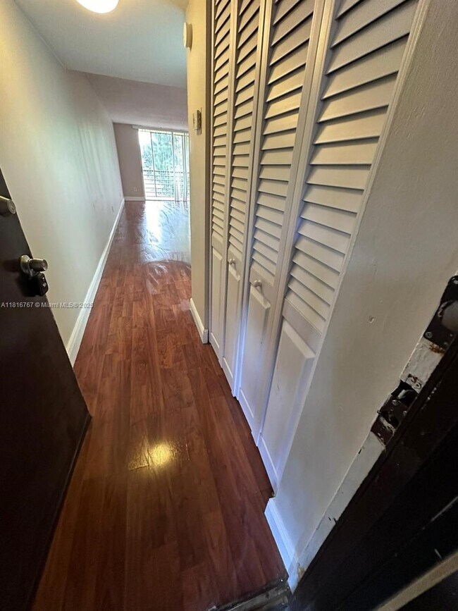 3390 Foxcroft Rd in Miramar, FL - Building Photo - Building Photo