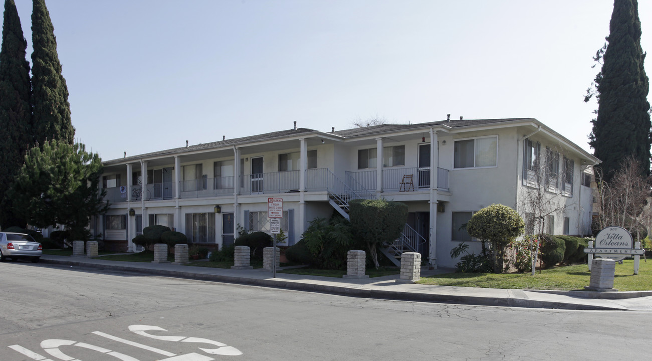 Villa Orleans in Fullerton, CA - Foto de edificio