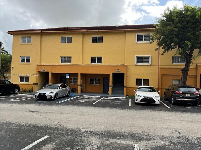 14910 SW 82nd Ter, Unit 15-203 in Miami, FL - Foto de edificio - Building Photo