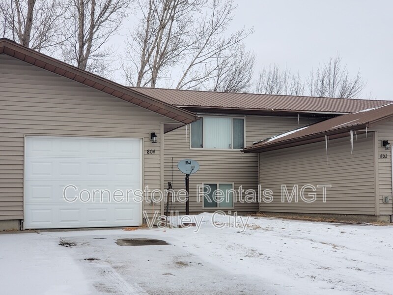 804 11th St NW in Valley City, ND - Building Photo