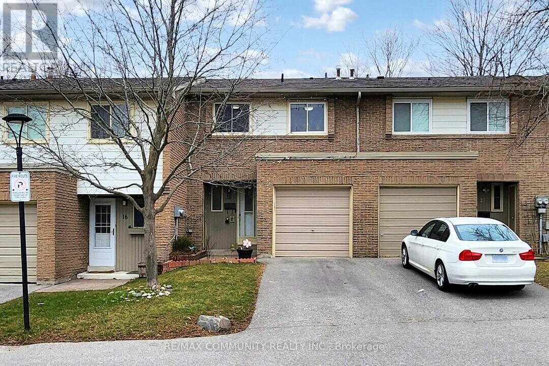 18 Knightsbridge Way in Markham, ON - Building Photo