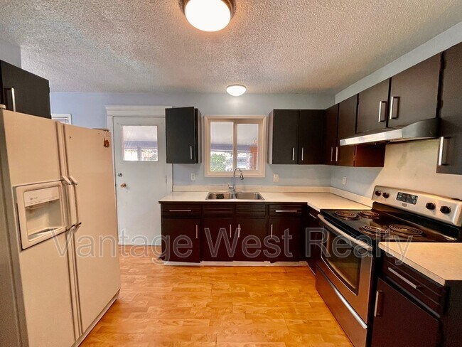 295 Rutland Rd N in Kelowna, BC - Building Photo - Building Photo