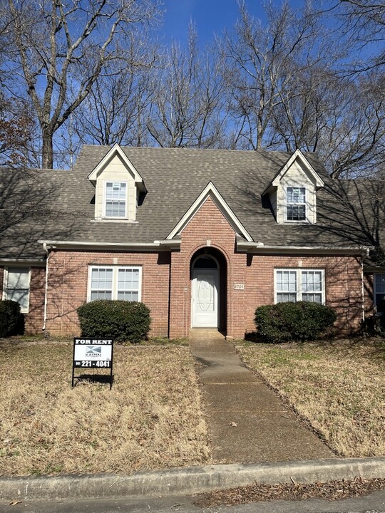 8764 Lybrook Cove W in Memphis, TN - Building Photo