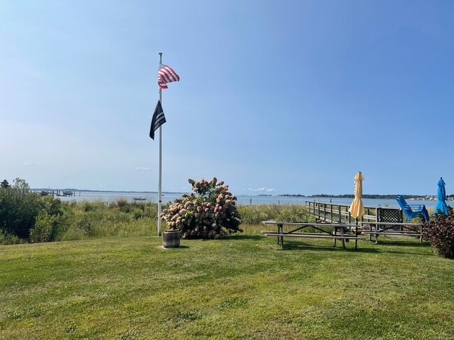 14 Oak St in Stonington, CT - Building Photo - Building Photo