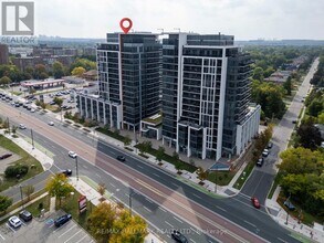 9600 Yonge St in Richmond Hill, ON - Building Photo - Building Photo