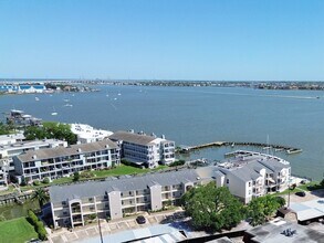 205 Yacht Club Ln in El Lago, TX - Building Photo - Building Photo