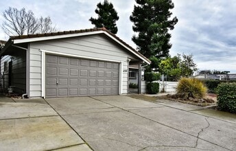 498 Nut Tree Ct in Vacaville, CA - Building Photo - Building Photo