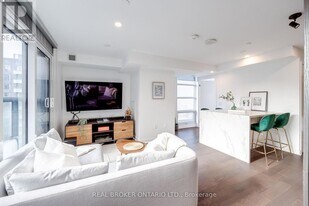 501 Adelaide St W in Toronto, ON - Building Photo