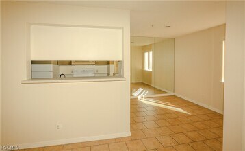 2835 Winkler Ave in Ft. Myers, FL - Foto de edificio - Building Photo