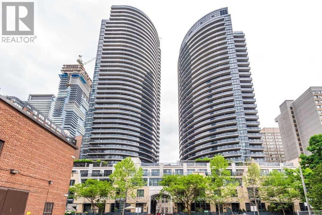 25-2925 Carlton St. in Toronto, ON - Building Photo