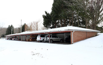 Carriage Hill Apartments in Canfield, OH - Building Photo - Building Photo