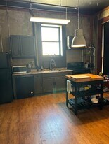 110-110 E Tyler St in Longview, TX - Building Photo