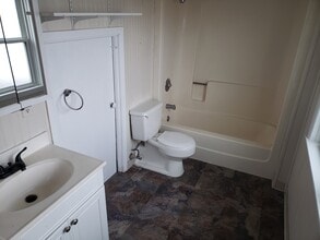 510 2nd St N, Unit 1 in Dassel, MN - Foto de edificio - Building Photo