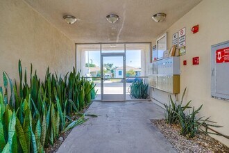 6113 8th Ave in Los Angeles, CA - Foto de edificio - Building Photo