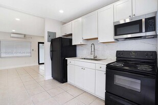 502 NW 7th Ct in Hallandale Beach, FL - Building Photo