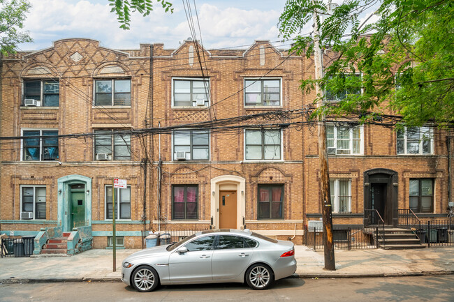 42 Lincoln Ave in Brooklyn, NY - Foto de edificio - Building Photo