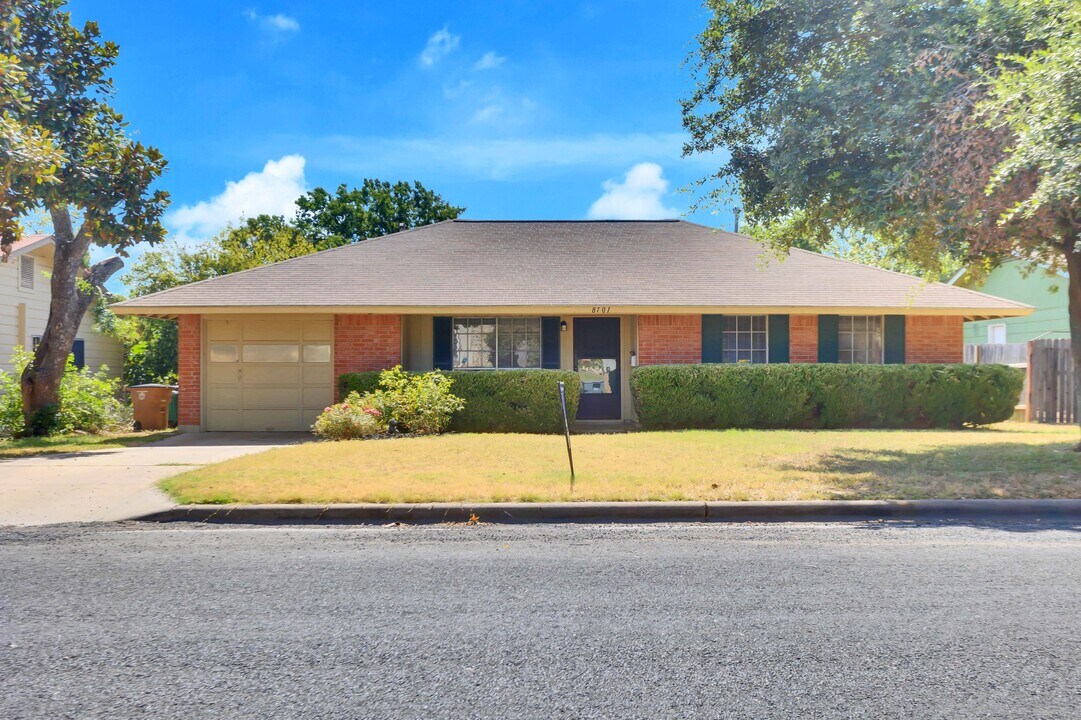 8701 Clarewood Dr in Austin, TX - Building Photo