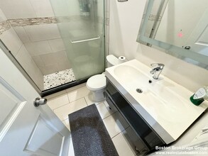7 Grant St, Unit 1 in Boston, MA - Foto de edificio - Building Photo