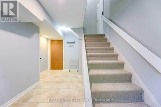 2048 Edinburgh Dr in Burlington, ON - Building Photo - Building Photo