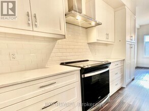 16 Duggan Ln in Guelph, ON - Building Photo - Building Photo