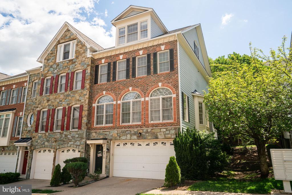 4215 Timber Meadow Dr in Fairfax, VA - Building Photo